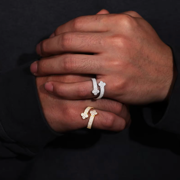 "Moissanit umarmender Kleeblatt-Ring - Silber